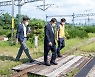 도안역 건널목 걷는 이재영 증평군수