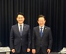 '더불어민주당 당대표 초청 토론회 앞서 기념촬영 하는 후보들'