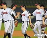 LG 트윈스,'삼성 상대 6-3 승리' [사진]
