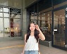 레이나, 청핫팬츠에 청량 미소..요정이 여기있네~[스타IN★]