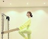 클라라, 운동으로 만든 명품 '애플힙'..완벽 각선미 레깅스핏 [스타IN★]