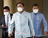 기자회견장으로 향하는 '임기 논란' 쁘라윳 태국 총리