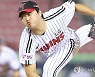 삼진으로 경기 끝내는 고우석