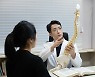 "디스크 유발하는 거북목, 근육 아닌 뼈 교정 필요해"