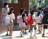 선생님과 인사하며 하교하는 학생들