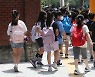 초등학교 개학, 하교하는 학생들