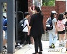 선생님과 인사하며 하교하는 학생들