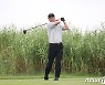 티샷 날리는 정준