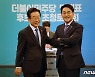 박용진 후보 등 두드리는 이재명 후보