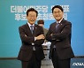 TV토론 앞서 기념촬영하는 이재명-박용진