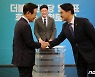 이재명-박용진, 눈 마주치고 악수