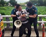 文 사저 앞 흉기협박·욕설 시위 60대.. 경찰, 구속영장 신청