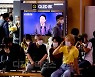 [포토] 윤 대통령 기자회견 생방송 시청하는 시민들