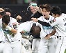 [포토]끝내기 알포드, 물세례도 좋아!