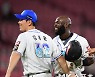 알포드-김재윤 '끝내기 타자와 승리투수' [MK포토]