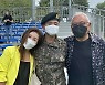 최명길, 아들 軍 훈련소 수료식서 웃고 울고..♥김한길도 함께