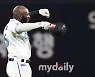 [MD포토] 기뻐하는 알포드 '끝내기 안타의 주인공'