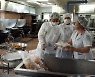 [단독] 학생 급식 민간에?..경기교육청 위탁급식 검토에 급식실 '발칵'