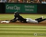 MLB 경기 중 뒷주머니에서 휴대전화 흘린 선수 1경기 정지