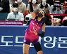 스파이크 서브하는 김연경