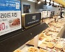 "싸게 더 싸게" 대형마트 치킨게임 가열..치킨집 입장은