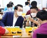 취임 100일 尹, 장애인 가족 만나.. '국정의 추' 포용으로 옮긴다