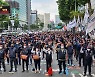 화물연대, 하이트진로 본사 불법 점거 이어 시민 통행도 볼모 잡고 "운임 올려라"