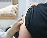 코로나 이미 걸렸어도 "3차 접종까지는 해야"