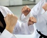 태권도장에서 초등생 신체 일부 만진 20대 사범 긴급체포