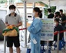 1인당 연간 병가 일수가 고작 1.2일.."아픈데도 일 나가야 하는 시대의 야만"