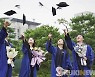 '졸업이다' 학사모 던지는 졸업생들 [쿠키포토]