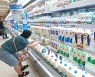 "우유 남는다는데 가격 또 올려?"..폴란드 반값우유 박스째 산다