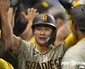 김하성, 3안타 4타점 맹활약..마이애미 원정 승리 견인