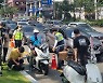 부산 서면교차로서 오토바이 단속 2시간 만에 151건 법규 위반 적발