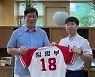 일본인 야구팬, KBO에 고 장명부 야구 물품 기증