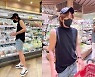 장근석, 다 가려도 멋있네..日 대형 마트서 즐거운 쇼핑 [스타IN★]