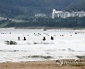 해안에서 훈련하는 해병대원