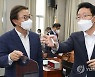 대화하는 여야 정개특위 간사