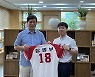 일본인 야구팬, KBO에 故 장명부 야구 물품 기증