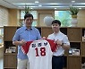 일본인 야구팬, 고 장명부 야구 물품 KBO에 기증