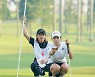 [포토] 시부노 히나코 '캐디와 살피는 그린 경사'