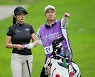 [포토]안소현 '콤비 캐디와 공략을 상의한다'
