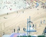 피서철 광안리에서 펼쳐진 장대높이뛰기대회