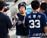 [포토] 추격의 솔로포 양의지, 툭 쳤더니 넘어갔어
