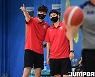 [JB포토] 2022 KBL 유소년 클럽 농구대회, 대화 나누는 SK 권용웅 코치와 김동욱 코치