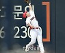 [MD포토] 이창진 '실점 위기 막아낸 호수비'