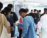 오후 9시까지 12만4,891명 확진..1주 전 1.05배