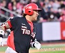 KIA 최형우, 15시즌 연속 두 자릿수 홈런 위업 달성..KBO 네 번째