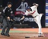 [SPO 사직]'안치홍 수난시대?' 어제는 심판과 충돌..오늘은 파울타구 강타