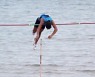 피서철 바다에서 펼쳐진 장대높이뛰기 대회